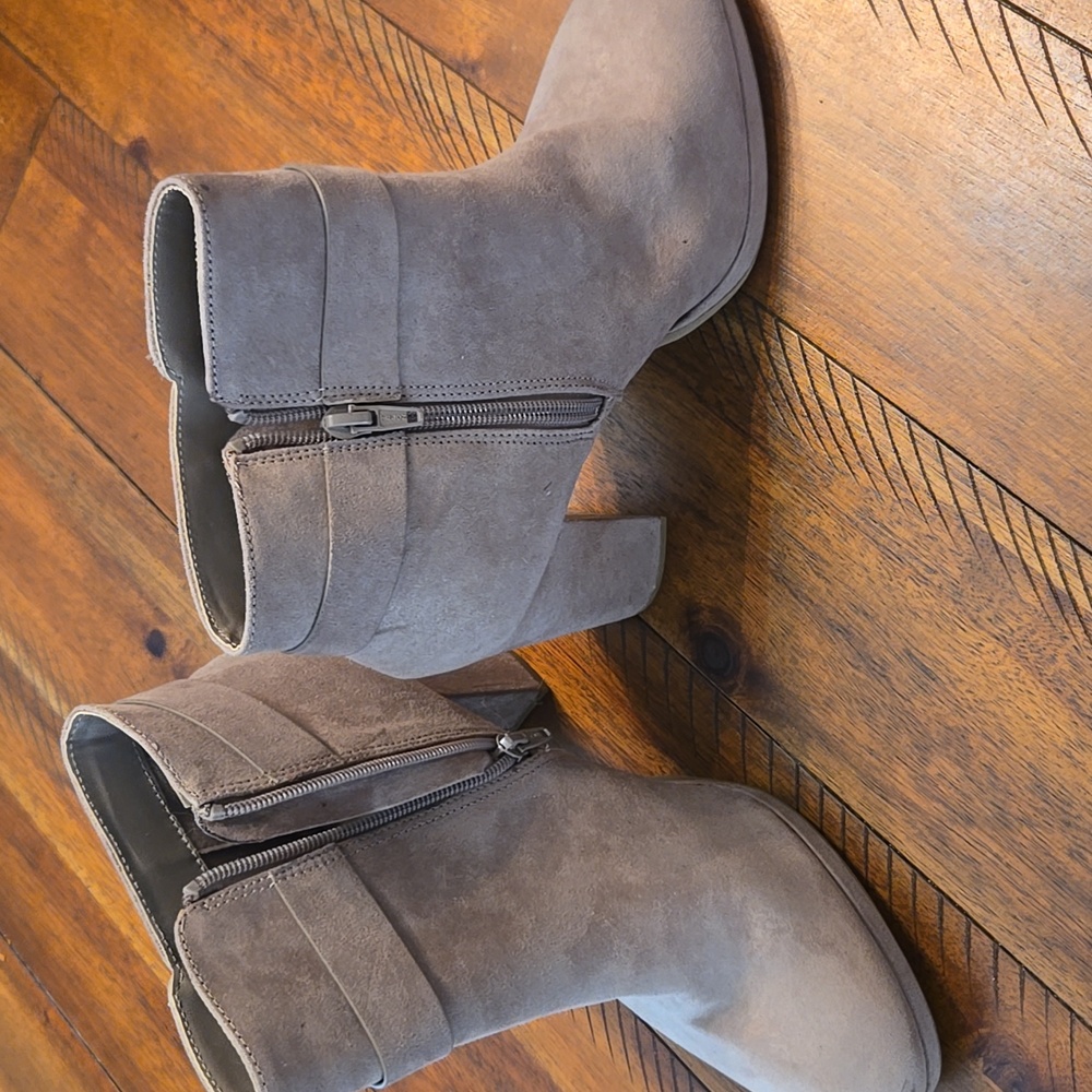 NWT LC Lauren Conrad Women's Gray Suede Heeled Boots SIZE 9.5 - Picture 4 of 7